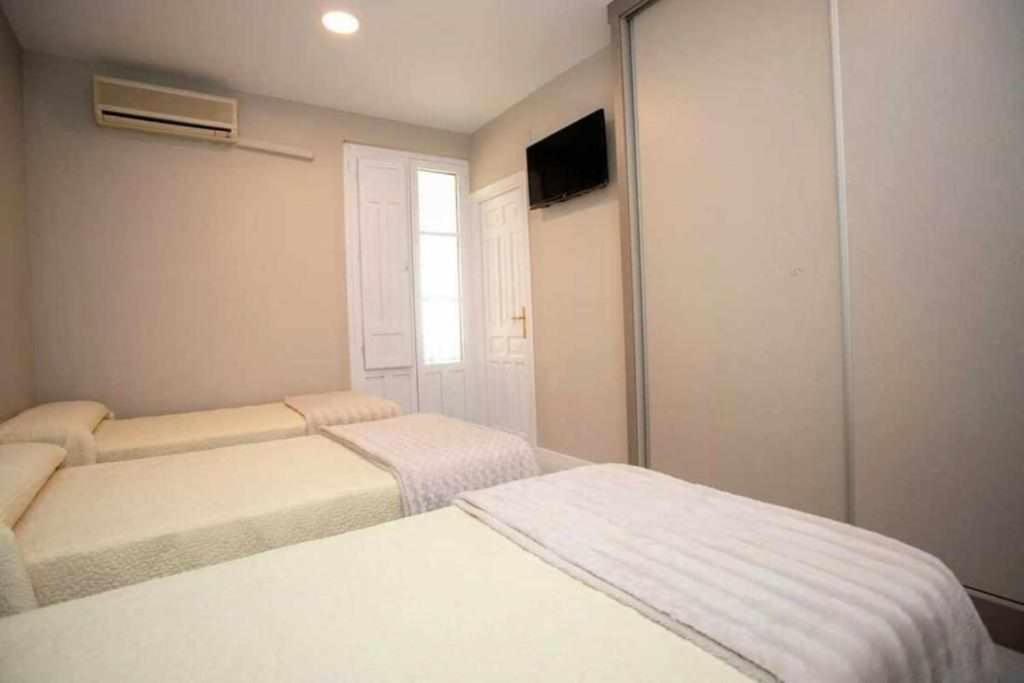 Hostal Viena Plaza Nueva Granada Buitenkant foto
